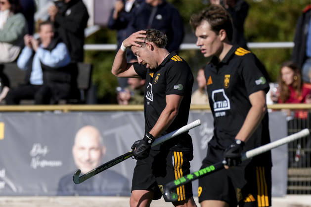 v.li.: Corey James Weyer (HTHC, 3), Moritz Pfähler (HTHC, 29), Spieler vom Harvestehuder THC, enttäuscht über die Niederlage, Enttäuschung nach dem Schlusspfiff, Highlight, Verlierer, verloren, Frustration, disappointed, pessimistisch, 11.10.2026, Mannheim (Deutschland), Hockey, 1. Bundesliga, Herren, TSV Mannheim - Harvestehuder THC