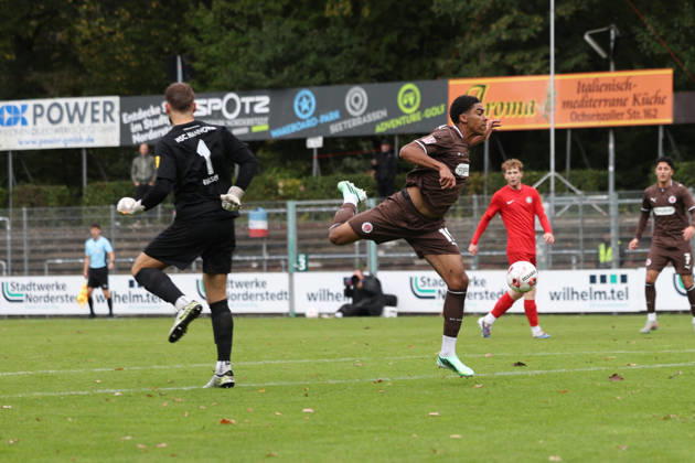 Fußball I Herren I Saison 2026 2027 I Regionalliga Nord I 13.Spieltag I FC St.Pauli II - HSC Hannover I 11.10.2026 Bastian Fielsch (1, HSC Hannover) Jack Wardius (19, FC St.Pauli II) Norderstedt Edmund Plambeck Stadion Schleswig-Holstein Deutschland Copyright: xLobeca RalfxHomburgx