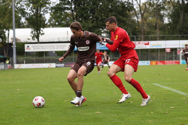 Fußball I Herren I Saison 2026 2027 I Regionalliga Nord I 13.Spieltag I FC St.Pauli II - HSC Hannover I 11.10.2026 Mats Herrmann (8, FC St.Pauli II) Finn Straube (27, HSC Hannover) Norderstedt Edmund Plambeck Stadion Schleswig-Holstein Deutschland Copyright: xLobeca RalfxHomburgx