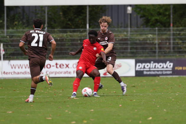 Fußball I Herren I Saison 2026 2027 I Regionalliga Nord I 13.Spieltag I FC St.Pauli II - HSC Hannover I 11.10.2026 Amoro Diedhiou (19, HSC Hannover) Anton Lange (32, FC St.Pauli II) Norderstedt Edmund Plambeck Stadion Schleswig-Holstein Deutschland Copyright: xLobeca RalfxHomburgx