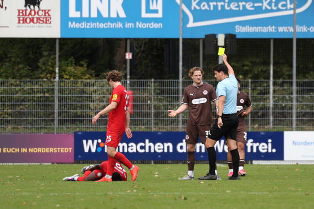 Fußball I Herren I Saison 2026 2027 I Regionalliga Nord I 13.Spieltag I FC St.Pauli II - HSC Hannover I 11.10.2026 Gelbe Karte gegen Anton Lange (32, FC St.Pauli II) Norderstedt Edmund Plambeck Stadion Schleswig-Holstein Deutschland Copyright: xLobeca RalfxHomburgx