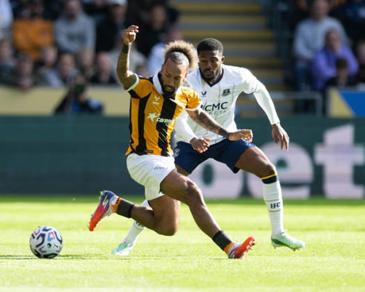 Hull City v Everton Premier League Sorba Thomas of Hull City holds the ball up from Ainsley Maitland-Niles of Everton during the Premier League match between Hull City and Everton at the MKM Stadium, Hull. 11 10 2026 UK Newspapers OUT Copyright: xMattxWilkinsonx FIL-24041-0096