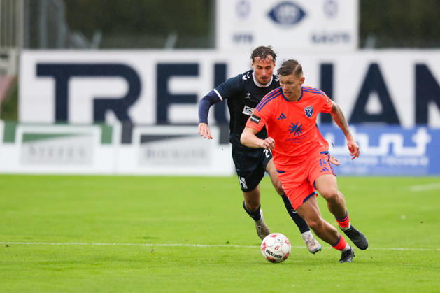 11.10.2026, Fussball, Herren, Regionalliga Nord, 14. Spieltag, VfB Oldenburg - BSV Kickers Emden Luc Ihorst (orange 14 BSV Kickers Emden) im Zweikampf mit Nick Otto (21 VfB Oldenburg)