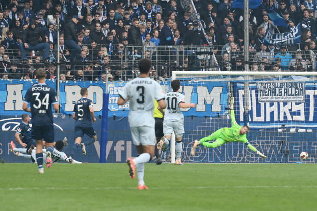 Benjamin Boakye (Arminia Bielefeld), 2. v.li., erzielt gegen Torwart Timo Horn (VfL Bochum) das Tor zum 0:1 11.10.2026, Fussball 2. Bundesliga, Saison 2026 2027, 7. Spieltag, VfL Bochum - Arminia Bielefeld DFL regulations prohibit any use of photographs as image sequences and or quasi-video Bochum Vonovia Ruhrstadion Nordrhein Westfalen Deutschland