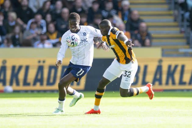 Hull City v Everton Premier League Nobel Mendy of Hull City clashes with Thierno Barry of Everton during the Premier League match between Hull City and Everton at the MKM Stadium, Hull. 11 10 2026 UK Newspapers OUT Copyright: xMattxWilkinsonx FIL-24041-0097