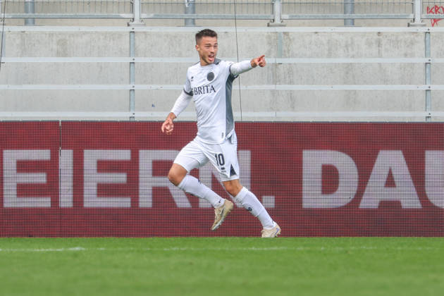 Ingolstadt, Deutschland 11. Oktober 2026: 3. Liga - 2026 2027 - 8. Spieltag - FC Ingolstadt 04 gegen SV Wehen Wiesbaden Im Bild: Torschütze Robin Kalem (SVWW) jubelt nach seinem Tor zum 2:3 DFB DFL regulations prohibit any use of photographs as image sequences and or quasi-video Copyright: xFotostandx xSchäferx