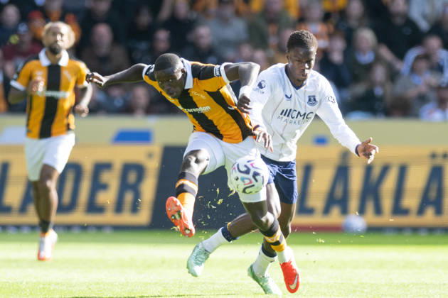 Hull City v Everton Premier League Nobel Mendy of Hull City clears the ball ahead of Thierno Barry of Everton during the Premier League match between Hull City and Everton at the MKM Stadium, Hull. 11 10 2026 UK Newspapers OUT Copyright: xMattxWilkinsonx FIL-24041-0098
