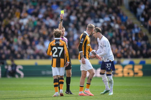 Premier League: Hull City v Everton Oliver McBurnie of Hull City is given a yellow card during the Premier League match Hull City vs Everton at MKM Stadium, Hull, United Kingdom on 11 October 2026 (Photo by Maynard Manyowa News Images) Hull MKM Stadium East Riding of Yorkshire United Kingdom Copyright: xMaynardxManyowa NewsxImagesx