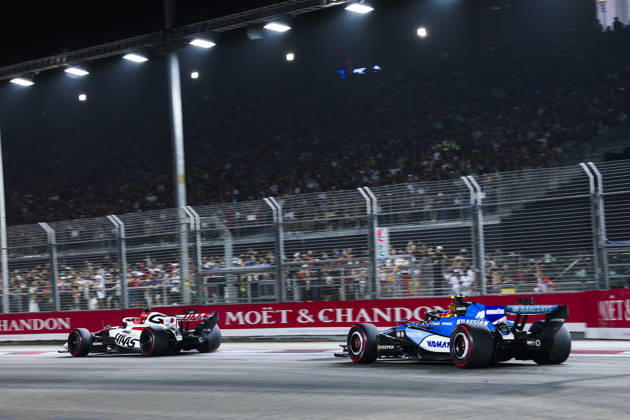 F1 - SINGAPORE GRAND PRIX 2026 81 PIASTRI Oscar (aus), McLaren F1 Team MCL40, action, 55 SAINZ Carlos (spa), Williams Racing FW48, action during the 2026 Formula 1 Singapore Grand Prix, 17th round of the 2026 Formula One World Championship, WM, Weltmeisterschaft from October 9 to 11, 2026 on the Marina Bay Street Circuit, in Singapore, Singapore - SingaporeSingapore  Copyright: xDPPIx