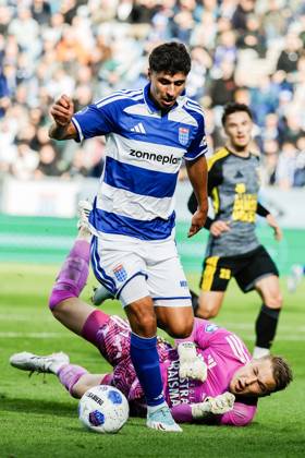 ZWOLLE - Koen Kostons of PEC Zwolle, SC Cambuur goalkeeper Thijs Jansen (lr) during the Dutch Eredivisie match between PEC Zwolle and Cambuur at the MAC3Park stadium on October 11, 2026 in Zwolle, the Netherlands. VINCENT JANNINK ANP Eredivisie 2026 27 xVIxANPxSportx xxANPxIVx 572129297 originalFilename: 572129297