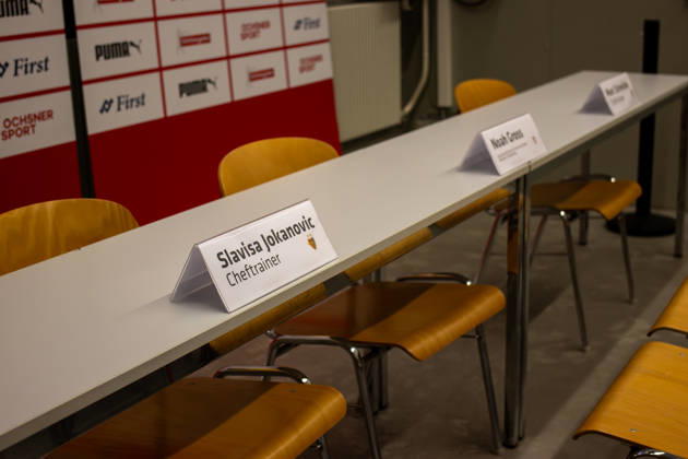 Fussball: Liechtenstein: Brack Super League 2026 2027 - 10. Spieltag, 11.10.2026, 16:30 Uhr - FC Vaduz vs. FC Basel 1893 - Rheinpark Stadion (Vaduz, Liechtenstein); Schildchen im Medienraum Vaduz Rheinparkstadion Vaduz Liechtenstein Copyright: xAmiirxAmedjouax