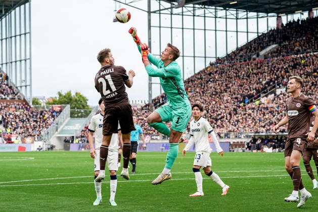 Deutschland: Fußball 2. Bundesliga 2026 27, 7. Spieltag FC St. Pauli vs Karlsruher SC Millerntor-Stadion (Hamburg St. Pauli): Hans Christian Bernat (Karlsruher SC, 1), Lars Ritzka (FC St. Pauli, 21), Strafraum, Ecke Copyright: xStefanxTrochax