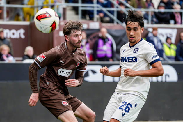 Deutschland: Fußball 2. Bundesliga 2026 27, 7. Spieltag FC St. Pauli vs Karlsruher SC Millerntor-Stadion (Hamburg St. Pauli): Connor Metcalfe (FC St. Pauli, 24), Danyal Zor (Karlsruher SC, 26) Copyright: xStefanxTrochax
