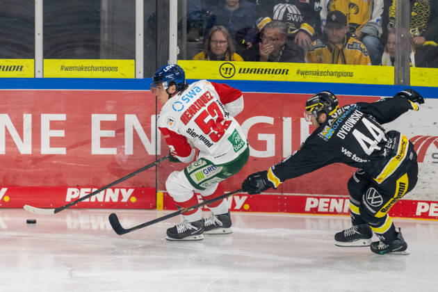 Zweikampf zwischen Enrico Henriquez (Augsburger Panther, 52) und Zack Dybowski (Krefeld Pinguine, 44). Krefeld Pinguine vs. Augsburger Panther, Eishockey, Penny DEL, 08. Spieltag, Saison 2026 2027, 11.10.2026 Krefeld Pinguine vs. Augsburger Panther, Eishockey, Penny DEL, 08. Spieltag, Saison 2026 2027, 11.10.2026 Krefeld Copyright: xEibner-Pressefoto ThomasxHaeslerx EP_THR
