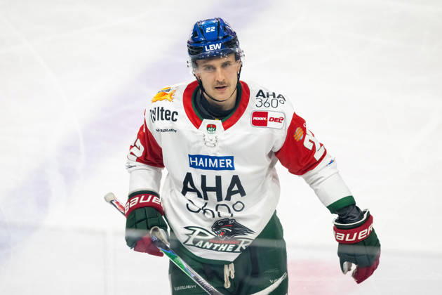 Noel Hoefenmayer (Augsburger Panther, 22) auf dem Weg zur Strafbank. Krefeld Pinguine vs. Augsburger Panther, Eishockey, Penny DEL, 08. Spieltag, Saison 2026 2027, 11.10.2026 Krefeld Pinguine vs. Augsburger Panther, Eishockey, Penny DEL, 08. Spieltag, Saison 2026 2027, 11.10.2026 Krefeld Copyright: xEibner-Pressefoto ThomasxHaeslerx EP_THR