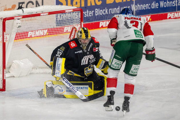 Alec McCrea (Augsburger Panther, 03) versolpert den Puk vor Juha Jatkola (Krefeld Pinguine, 32). Krefeld Pinguine vs. Augsburger Panther, Eishockey, Penny DEL, 08. Spieltag, Saison 2026 2027, 11.10.2026 Krefeld Pinguine vs. Augsburger Panther, Eishockey, Penny DEL, 08. Spieltag, Saison 2026 2027, 11.10.2026 Krefeld Copyright: xEibner-Pressefoto ThomasxHaeslerx EP_THR
