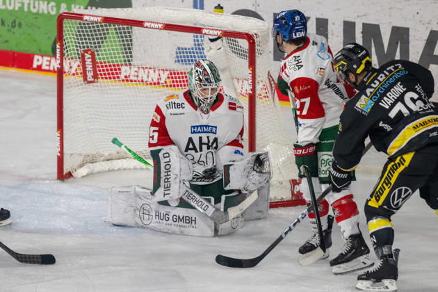 Markus Keller (Augsburger Panther, 35) hat den Puk sicher. Dabei Kyle Mayhew (Augsburger Panther, 27) und Phil Varone (Krefeld Pinguine, 76). Krefeld Pinguine vs. Augsburger Panther, Eishockey, Penny DEL, 08. Spieltag, Saison 2026 2027, 11.10.2026 Krefeld Pinguine vs. Augsburger Panther, Eishockey, Penny DEL, 08. Spieltag, Saison 2026 2027, 11.10.2026 Krefeld Copyright: xEibner-Pressefoto ThomasxHaeslerx EP_THR