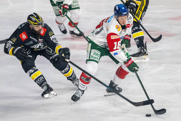 Zweikampf zwischen Davis Vandane (Krefeld Pinguine, 55) und Cameron Wright (Augsburger Panther, 16). Krefeld Pinguine vs. Augsburger Panther, Eishockey, Penny DEL, 08. Spieltag, Saison 2026 2027, 11.10.2026 Krefeld Pinguine vs. Augsburger Panther, Eishockey, Penny DEL, 08. Spieltag, Saison 2026 2027, 11.10.2026 Krefeld Copyright: xEibner-Pressefoto ThomasxHaeslerx EP_THR