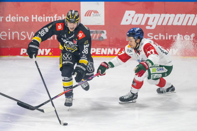 Zweikampf zwischen Tim Schuetz (Krefeld Pinguine, 38) und Sean Malone (Augsburger Panther, 17). Krefeld Pinguine vs. Augsburger Panther, Eishockey, Penny DEL, 08. Spieltag, Saison 2026 2027, 11.10.2026 Krefeld Pinguine vs. Augsburger Panther, Eishockey, Penny DEL, 08. Spieltag, Saison 2026 2027, 11.10.2026 Krefeld Copyright: xEibner-Pressefoto ThomasxHaeslerx EP_THR