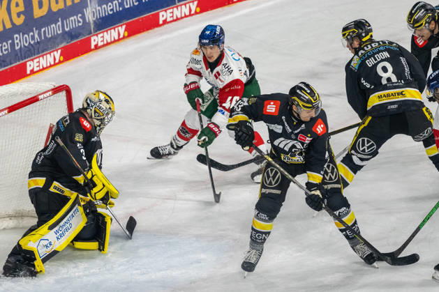 Moritz Elias (Augsburger Panther, 46) hat abgezogen, doch Juha Jatkola (Krefeld Pinguine, 32) ist in der kurzen Ecke. Krefeld Pinguine vs. Augsburger Panther, Eishockey, Penny DEL, 08. Spieltag, Saison 2026 2027, 11.10.2026 Krefeld Pinguine vs. Augsburger Panther, Eishockey, Penny DEL, 08. Spieltag, Saison 2026 2027, 11.10.2026 Krefeld Copyright: xEibner-Pressefoto ThomasxHaeslerx EP_THR