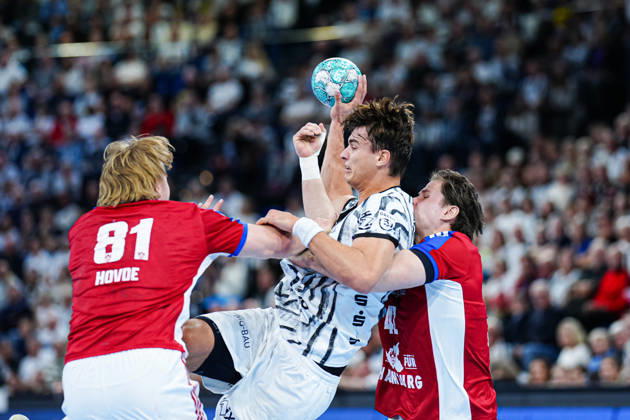 Martin Hovde (Handball Club Hamburg, 81), Julian Köster (THW Kiel, 07), Jan-Chirstian Schmidt (Handball Club Hamburg, 42) GER, THW Kiel vs. Handball Club Hamburg, Handball, 1. Bundesliga, Spieltag 8, Saison 2026 2027, 11.10.2026 GER, THW Kiel vs. Handball Club Hamburg, Handball, 1. Bundesliga, Spieltag 8, Saison 2026 2027, 11.10.2026 Kiel Copyright: xEibner-Pressefoto MarcelxvonxFehrnx EP_MFN