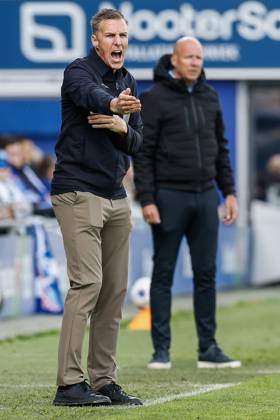 ZWOLLE - SC Cambuur coach Johan Plat, PEC Zwolle trainer Henry van der Vegt (lr) during the Dutch Eredivisie match between PEC Zwolle and Cambuur at the MAC3Park stadium on October 11, 2026 in Zwolle, the Netherlands. VINCENT JANNINK ANP Eredivisie 2026 27 xVIxANPxSportx xxANPxIVx 572129950 originalFilename: 572129950