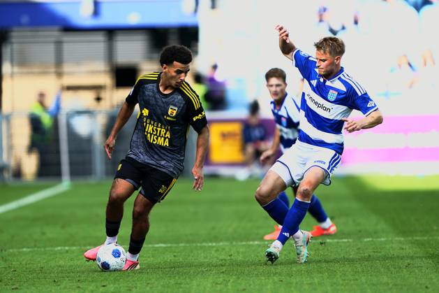 2026-10-11 VriendenLoterij Eredivisie: PEC Zwolle v SC Cambuur ZWOLLE, NETHERLANDS - OCTOBER 11: Rafik El Arguioui of SC Cambuur and Simon Graves of PEC Zwolle during the VriendenLoterij Eredivisie match between PEC Zwolle and SC Cambuur at Mac3Park Stadion on October 11, 2026 in Zwolle, Netherlands. Zwolle Mac3Park Stadion Netherlands Content not available for redistribution in The Netherlands directly or indirectly through any third parties. Copyright: xAndrexWeeningx