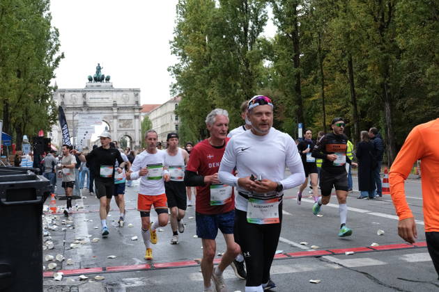 Munich Marathon 2026 MUNICH, GERMANY - OCTOBER 11: Runners pass a refreshment station near the Siegestor victory gate during the 2026 Munich Marathon in Munich, Germany on October 11, 2026. Merve Goettl Anadolu Munih Germany. Editorial use only. Please get in touch for any other usage.  Copyright: x2026xAnadoluxMervexGoettlx