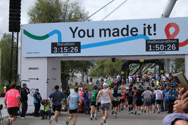 Munich Marathon 2026 MUNICH, GERMANY - OCTOBER 11: Runners cross the finish line beneath a large electronic scoreboard displaying the marathon time of 3:15:26 and half marathon time of 1:50:26 at the Olympic Park during the 2026 Munich Marathon in Munich, Germany on October 11, 2026. Merve Goettl Anadolu Munih Germany. Editorial use only. Please get in touch for any other usage.  Copyright: x2026xAnadoluxMervexGoettlx