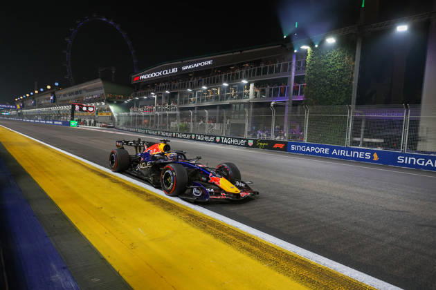 2026 Formula 1 Singapore Grand Prix SINGAPORE - OCT 11: Red Bull driver Max Verstappen competes in the Race at the Formula One Grand Prix of Singapore, at the Marina Bay Street Circuit in Singapore, on October 11, 2026. The main race has a span of 62 laps, with drivers competing in intense tropical heat and extreme humidity on a track featuring a relentless layout of 19 corners and minimal straightaways. Daniel Ceng Anadolu Singapore Singapore. Editorial use only. Please get in touch for any other usage.  Copyright: x2026xAnadoluxDanielxCengx