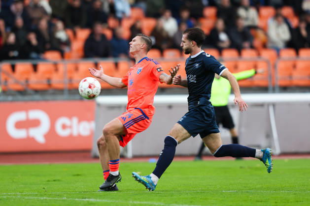 11.10.2026, Fussball, Herren, Regionalliga Nord, 14. Spieltag, VfB Oldenburg - BSV Kickers Emden Luc Ihorst (orange 14 BSV Kickers Emden) im Zweikampf mit Ermal Pepshi (34 VfB Oldenburg)