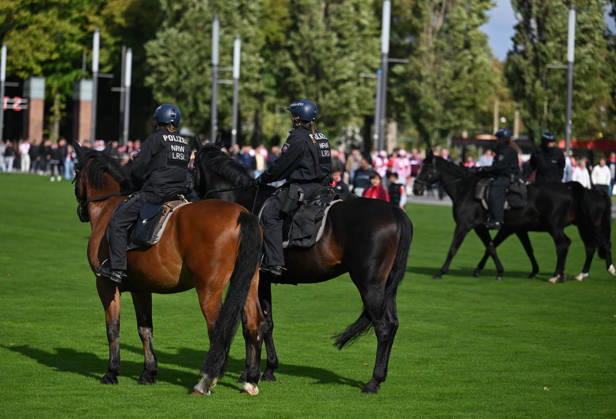 11.10.2026, xophax, Fussball 1.Bundesliga, 1.FC Koeln - Borussia Mönchengladbach .Polizei auf Pferden auf der Vorwiese am Stadion . Koeln