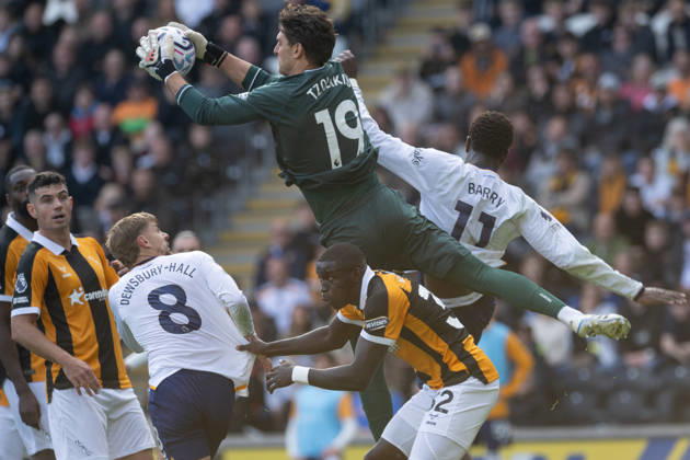 Hull City v Everton Premier League Hull City goalkeeper Konstantinos Tzolakis clashes with Thierno Barry of Everton during the Premier League match between Hull City and Everton at the MKM Stadium, Hull. 11 10 2026 UK Newspapers OUT Copyright: xMattxWilkinsonx FIL-24041-0102