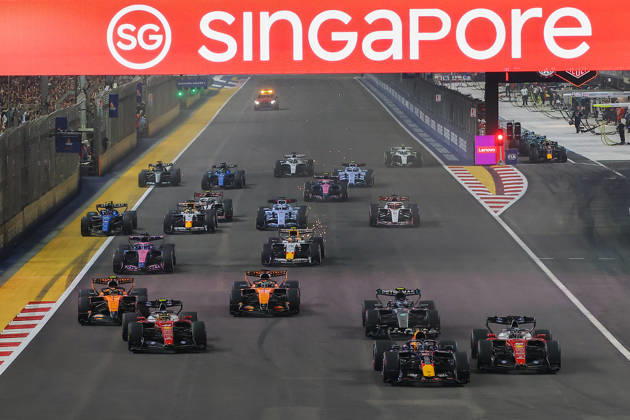 2026 Formula 1 Singapore Grand Prix SINGAPORE - OCT 11: Red Bull driver Max Verstappen leads the start of the Race at the Formula One Grand Prix of Singapore, at the Marina Bay Street Circuit in Singapore, on October 11, 2026. The main race has a span of 62 laps, with drivers competing in intense tropical heat and extreme humidity on a track featuring a relentless layout of 19 corners and minimal straightaways. Daniel Ceng Anadolu Singapore Singapore. Editorial use only. Please get in touch for any other usage.  Copyright: x2026xAnadoluxDanielxCengx