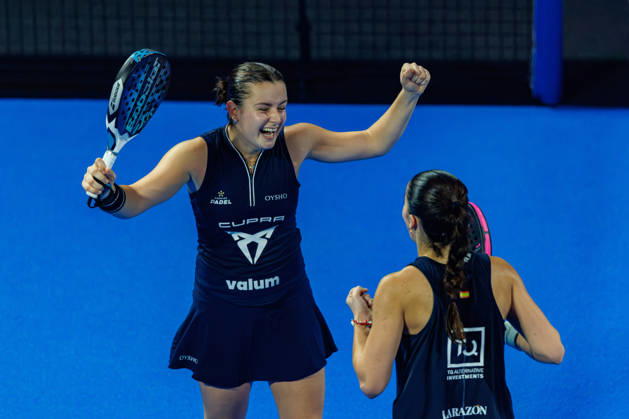 DÜSSELDORF, GERMANY - 11 OCTOBER 2026: Image shows the victory celebration of Martina Calvo (ESP) and Claudia Fernandez Sanchez (ESP) during CUPRA Germany Premier Padel P2 2026 Day 8: Finals at CASTELLO Düsseldorf on 11 10 2026 in Düsseldorf, Germany. Germany Copyright: xFröhlichxPascalx