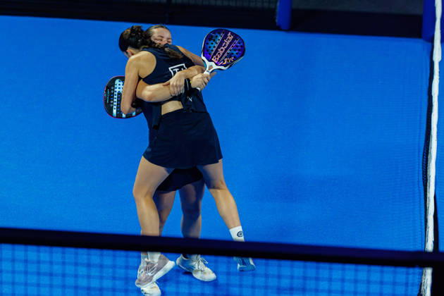 DÜSSELDORF, GERMANY - 11 OCTOBER 2026: Image shows the victory celebration of Martina Calvo (ESP) and Claudia Fernandez Sanchez (ESP) during CUPRA Germany Premier Padel P2 2026 Day 8: Finals at CASTELLO Düsseldorf on 11 10 2026 in Düsseldorf, Germany. Germany Copyright: xFröhlichxPascalx