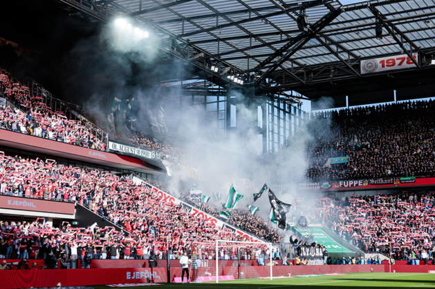 KOELN, GERMANY - OCTOBER 11: Borussia Moenchengladbach fans burning pyrotechnics bengalo during the Bundesliga match between 1. FC Koeln vs. Borussia Moenchengladbach at Rheinenergie-Stadion on matchday 5 of the 1. Bundesliga on October 11, 2026 in Koeln, Germany. DFL REGULATIONS PROHIBIT ANY USE OF PHOTOGRAPHS AS IMAGE SEQUENCES AND OR QUASI-VIDEO. North Rhine Westphalia Germany Copyright: xSteffiexWunderlx