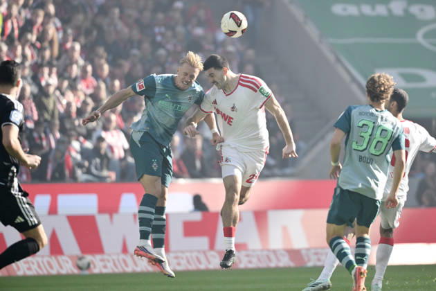 Isac Lidberg (Borussia Mönchengladbach), li., gegen Luka Lochoshvili (1.FC Koeln) 11.10.2026, Fussball 1. Bundesliga, Saison 2026 2027, 5. Spieltag, 1. FC Köln - Borussia Mönchengladbach DFL regulations prohibit any use of photographs as image sequences and or quasi-video Koeln Rhein-Energie-Stadion Nordrhein Westfalen Deutschland