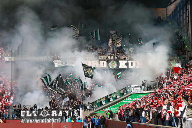 1. Bundesliga - 26 27 - 1. FC Köln - Borussia Mönchengladbach am 11.10.2026 im RheinEnergieSTADION in Köln Die Moenchengladbach Fans im Gästeblock zünden Pyrotechnik