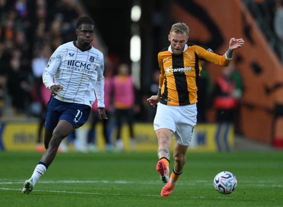 Hull City v Everton Premier League Hull City s Oli McBurnie (right) and Everton™s Thierno Barry during the Premier League match at the MKM Stadium, Hull 11 10 2026 UK Newspapers OUT Copyright: xDanielxHamburyx FIL-24042-0033
