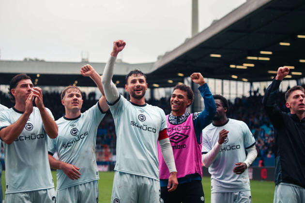 Deutschland: Fussball 2.Bundesliga 2026 2027, 7. Spieltag - VfL Bochum vs Arminia Bielefeld - Vonovia Ruhrstadion (Bochum): Siegesjubel Maximilian Bauer (Arminia Bielefeld, 5) Benjamin Boakye (Arminia Bielefeld, 27) Stefano Russo (Arminia Bielefeld, 21) Geste, Gestik, Emotion Bochum Vonovia Ruhrstadion Deutschland Copyright: xAymanxAlahmedx