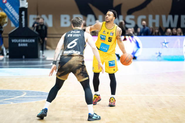 Ish Leggett (Nr. 5 MHP Riesen Ludwigsburg) gegen Ferdinand Zylka (Nr. 6 Basketball Loewen Braunschweig) GER, Basketball Loewen Braunschweig gegen MHP Riesen Ludwigsburg, Basketball, easyCredit BBL, Woche 3, Spielzeit 2026 27, 11.10.2026 GER, Basketball Loewen Braunschweig gegen MHP Riesen Ludwigsburg, Basketball, easyCredit BBL, Woche 3, Spielzeit 2026 27, 11.10.2026 Braunschweig Copyright: xEibner-Pressefoto DanielxREINELTx EP_DRT