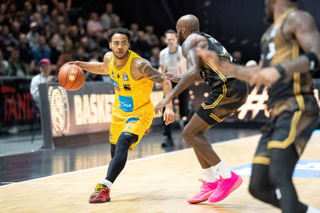 Ish Leggett (Nr. 5 MHP Riesen Ludwigsburg) gegen Sheldon Edwards (Nr. 13 Basketball Loewen Braunschweig) GER, Basketball Loewen Braunschweig gegen MHP Riesen Ludwigsburg, Basketball, easyCredit BBL, Woche 3, Spielzeit 2026 27, 11.10.2026 GER, Basketball Loewen Braunschweig gegen MHP Riesen Ludwigsburg, Basketball, easyCredit BBL, Woche 3, Spielzeit 2026 27, 11.10.2026 Braunschweig Copyright: xEibner-Pressefoto DanielxREINELTx EP_DRT