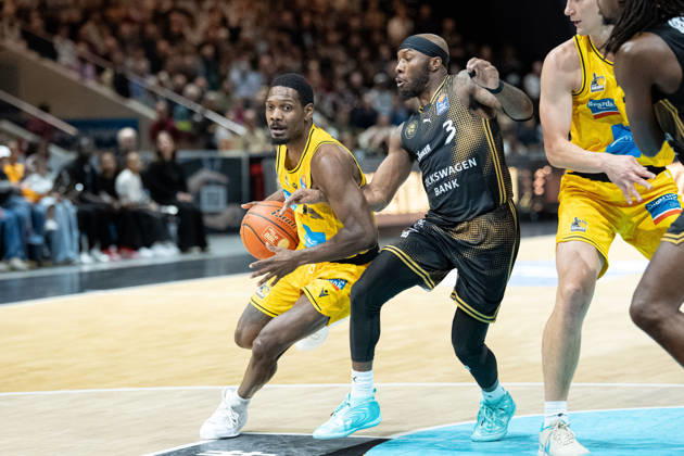Darius Perry (Nr. 11 MHP Riesen Ludwigsburg) gegen DeJour Reaves (Nr. 3 Basketball Loewen Braunschweig) GER, Basketball Loewen Braunschweig gegen MHP Riesen Ludwigsburg, Basketball, easyCredit BBL, Woche 3, Spielzeit 2026 27, 11.10.2026 GER, Basketball Loewen Braunschweig gegen MHP Riesen Ludwigsburg, Basketball, easyCredit BBL, Woche 3, Spielzeit 2026 27, 11.10.2026 Braunschweig Copyright: xEibner-Pressefoto DanielxREINELTx EP_DRT