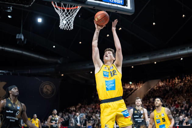 Patrick Cartier (Nr. 12 MHP Riesen Ludwigsburg) am Korb vor Zaba Bangala (Nr. 0 Basketball Loewen Braunschweig) GER, Basketball Loewen Braunschweig gegen MHP Riesen Ludwigsburg, Basketball, easyCredit BBL, Woche 3, Spielzeit 2026 27, 11.10.2026 GER, Basketball Loewen Braunschweig gegen MHP Riesen Ludwigsburg, Basketball, easyCredit BBL, Woche 3, Spielzeit 2026 27, 11.10.2026 Braunschweig Copyright: xEibner-Pressefoto DanielxREINELTx EP_DRT