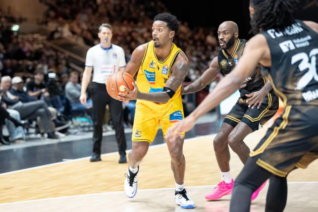 Justin Kier (Nr. 1 MHP Riesen Ludwigsburg) gegen Sheldon Edwards (Nr. 13 Basketball Loewen Braunschweig) GER, Basketball Loewen Braunschweig gegen MHP Riesen Ludwigsburg, Basketball, easyCredit BBL, Woche 3, Spielzeit 2026 27, 11.10.2026 GER, Basketball Loewen Braunschweig gegen MHP Riesen Ludwigsburg, Basketball, easyCredit BBL, Woche 3, Spielzeit 2026 27, 11.10.2026 Braunschweig Copyright: xEibner-Pressefoto DanielxREINELTx EP_DRT