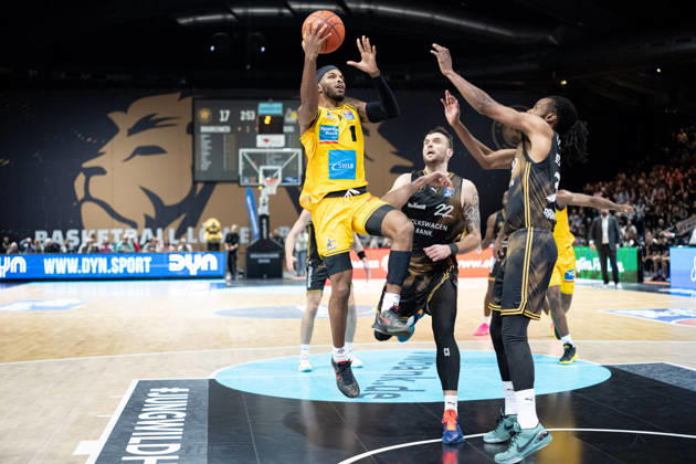 Justin Kier (Nr. 1 MHP Riesen Ludwigsburg) gegen Felipe Haase (Nr. 22 Basketball Loewen Braunschweig) und DeJour Reaves (Nr. 3 Basketball Loewen Braunschweig) GER, Basketball Loewen Braunschweig gegen MHP Riesen Ludwigsburg, Basketball, easyCredit BBL, Woche 3, Spielzeit 2026 27, 11.10.2026 GER, Basketball Loewen Braunschweig gegen MHP Riesen Ludwigsburg, Basketball, easyCredit BBL, Woche 3, Spielzeit 2026 27, 11.10.2026 Braunschweig Copyright: xEibner-Pressefoto DanielxREINELTx EP_DRT