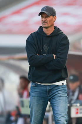 1. Bundesliga - 26 27 - 1. FC Köln - Borussia Mönchengladbach am 11.10.2026 im RheinEnergieSTADION in Köln Trainer Alexander Blessin (Moenchengladbach) nachdenklich
