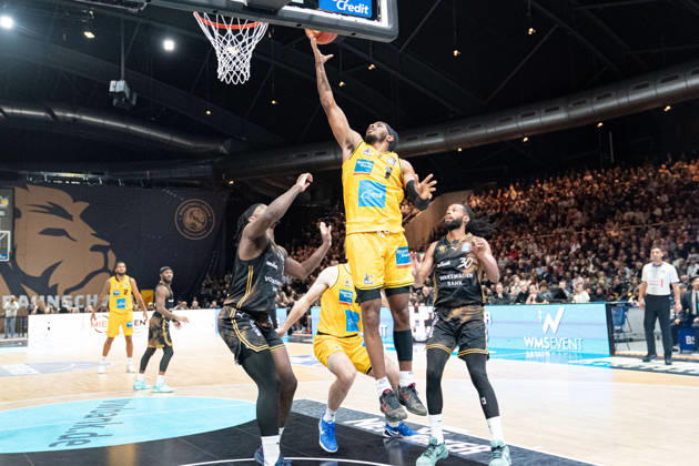 Justin Kier (Nr. 1 MHP Riesen Ludwigsburg) am Korb gegen Zaba Bangala (Nr. 0 Basketball Loewen Braunschweig) und Chip Flanigan (Nr. 30 Basketball Loewen Braunschweig) GER, Basketball Loewen Braunschweig gegen MHP Riesen Ludwigsburg, Basketball, easyCredit BBL, Woche 3, Spielzeit 2026 27, 11.10.2026 GER, Basketball Loewen Braunschweig gegen MHP Riesen Ludwigsburg, Basketball, easyCredit BBL, Woche 3, Spielzeit 2026 27, 11.10.2026 Braunschweig Copyright: xEibner-Pressefoto DanielxREINELTx EP_DRT