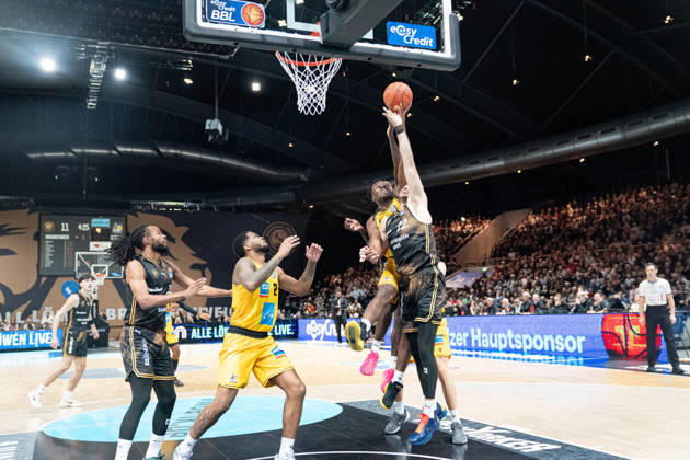 David Joplin (Nr. 2 MHP Riesen Ludwigsburg) gegen Felipe Haase (Nr. 22 Basketball Loewen Braunschweig) und Sheldon Edwards (Nr. 13 Basketball Loewen Braunschweig) GER, Basketball Loewen Braunschweig gegen MHP Riesen Ludwigsburg, Basketball, easyCredit BBL, Woche 3, Spielzeit 2026 27, 11.10.2026 GER, Basketball Loewen Braunschweig gegen MHP Riesen Ludwigsburg, Basketball, easyCredit BBL, Woche 3, Spielzeit 2026 27, 11.10.2026 Braunschweig Copyright: xEibner-Pressefoto DanielxREINELTx EP_DRT